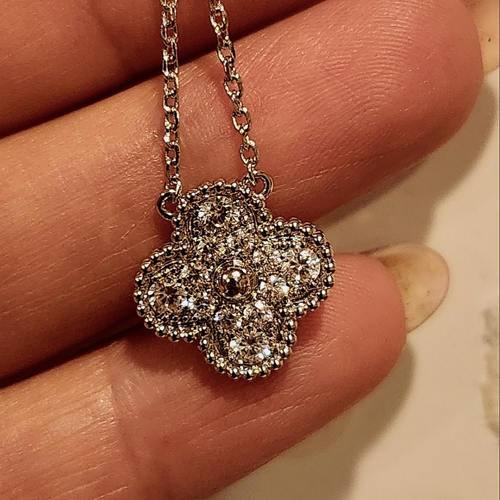 Clover Necklace.Stainels Steel Hupoallergenic. Moissanite. New popular design - Picture 13 of 15